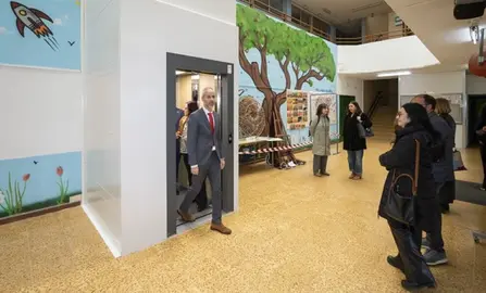 El consejero de Educación, Sergio Silva, en el colegio.