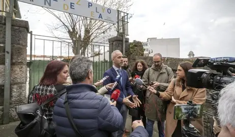 Visita del consejero de Educación, Sergio Silva, al colegio en Santander.