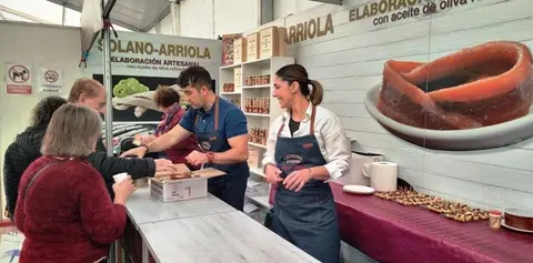 Expositor de una conservera en la Feria. R.A.