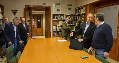 Reunión del consejero de Industria y los alcaldes.