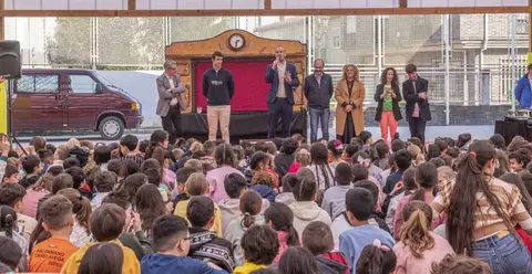 Inauguración de las obras de la pista cubierta en el colegio de Torrelavega.