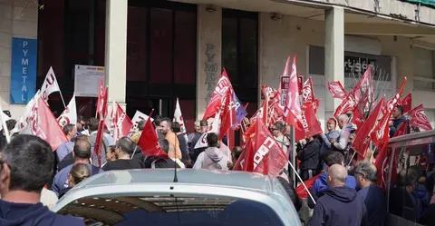 Concentración de los afectados frente a Pymental.