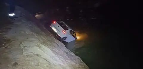 El vehículo en el terraplén en la playa.