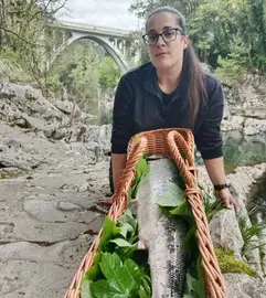 La pescadora con el ejemplar de salmón.