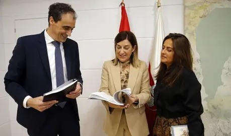 Reunión entre los políticos para abordar los proyectos en Alfoz de Lloredo.