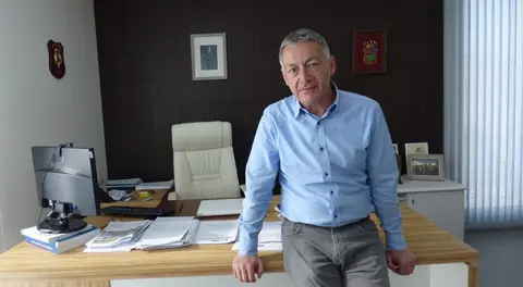 El alcalde de Campoo de Enmedio, Pedro Manuel Martínez (PP), en su despacho del Ayuntamiento. R.A.