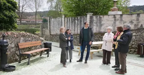 Las autoridades políticas en el área de descanso.