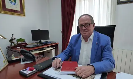 El alcalde de Campoo de Yuso, Eduardo Ortiz (PRC), ilusionado con el campo de regatas en el embalse del Ebro. R.A.