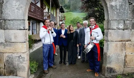 Las autoridades políticas en el momento de conceder el premio.