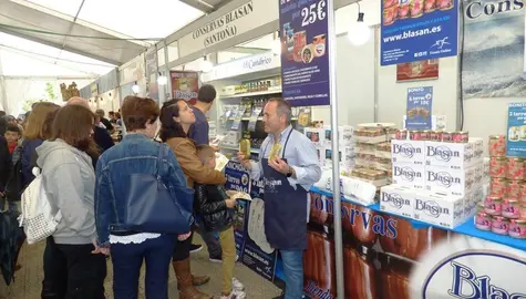 Expositor de la conservera Blasán en la Feria en Santoña. R.A.