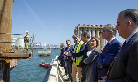 Visita de las autoridades políticas a las obras del Muelle nueve.