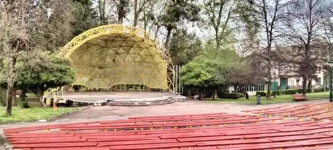 Escenario en un parque de Torrelavega. R.A.