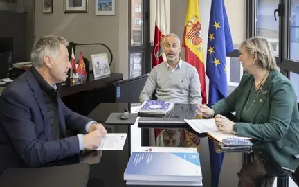 Reunión entre el consejero de Educación y el alcalde de Campoo de Enmedio..