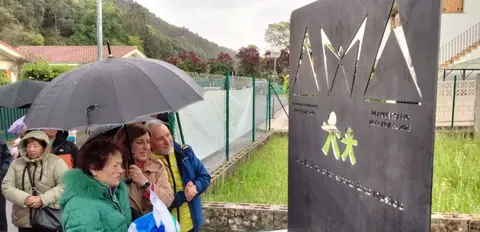 El monolito luce en Argoños tras su descubrimiento. R.A.