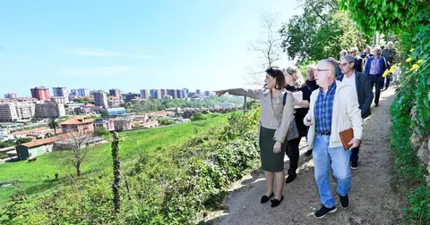 Visita de la alcaldesa de Santander, Gema Igual, al entorno de la Peña de Peñacastillo.
