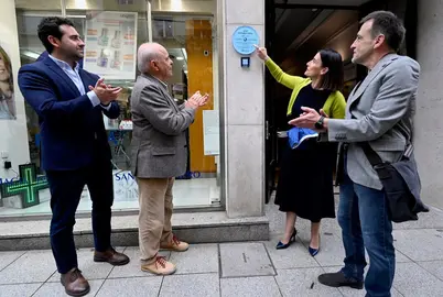 Descubrimiento de la placa ilustres en honor al José Estrañi.