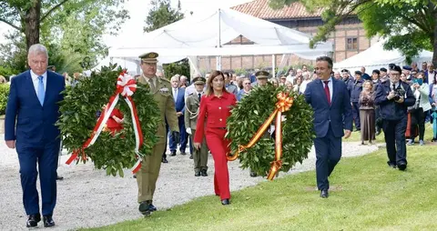 Ofrenda floran en el acto del Día 2 de Mayo.