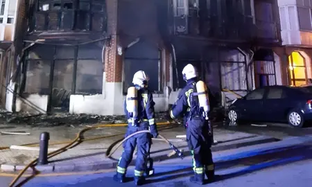 Edificio afectado por el incendio en Santoña.