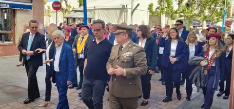 Los cofrades de Honor en el desfile de las cofradías en Santoña. R.A.
