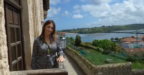 La alcaldesa Charo Urquiza (PSOE) en el balcón del Ayuntamiento de San Vicente. R.A.