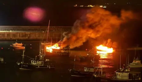 Incendio en las embarcaciones en Castro Urdiales.