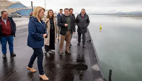 Las autoridades políticas visitaron el estado de las obras en el puerto pesquero de Santoña.