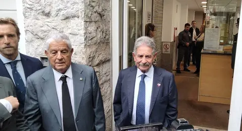 Revilla entra al Juzgado acompañado de su abogado y Felipe Piña.