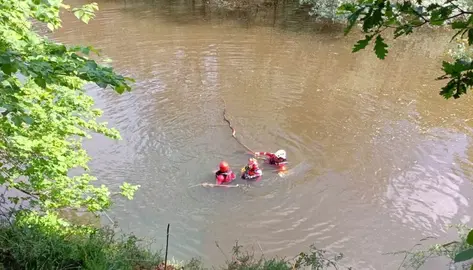 Efectivos de emergencias en el embalse de Palombera.