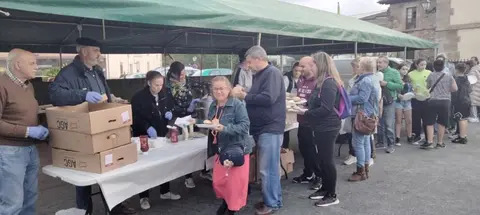 Reparto de las hamburguesas y las salchichas. R.A.