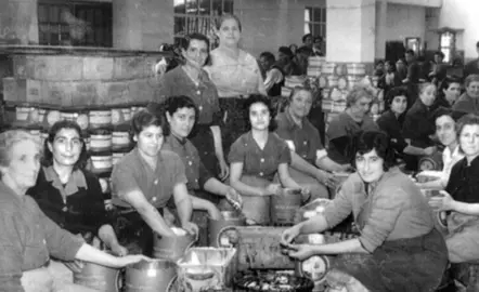 Mujeres en la industria conservera de Santoña. Facebook Turismo Santoña