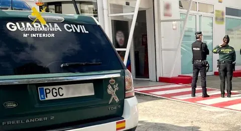 Los agentes precintaron los depósito en Colindres.