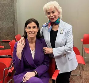 Gema Igual, sentada, e Isabel Allende.