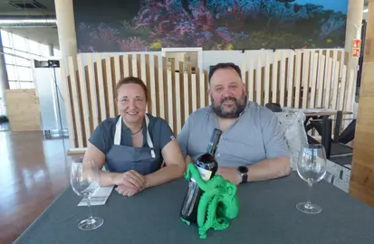 Aida Fernández y Rafael Cimiano en el comedor del restaurante. R.A.