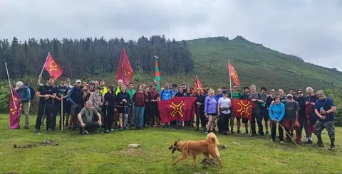 Participantes en la subida al Dobra.
