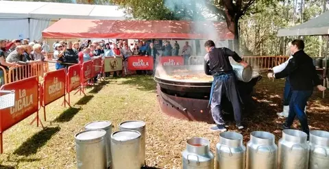 Preparación de la paella en Meruelo. R.A.