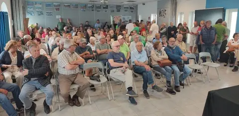 Afectados por las sentencia de derribo en la reunión en Argoños.