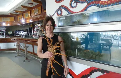 Estíbaliz Ibarreche muestra una langosta en su establecimiento. R.A.