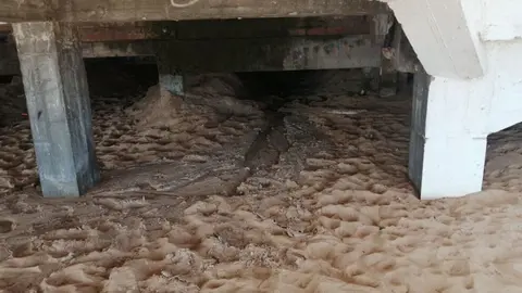 Aguas fecales en la playa.