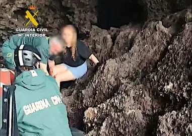 Un momento del rescate en las rocas de la joven en El Faro del Caballo.