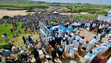Asistentes a la fiesta en la Virgen del Mar.