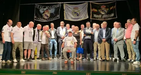 Fotografía de familia en el escenario del Teatro Casino Liceo. R.A.