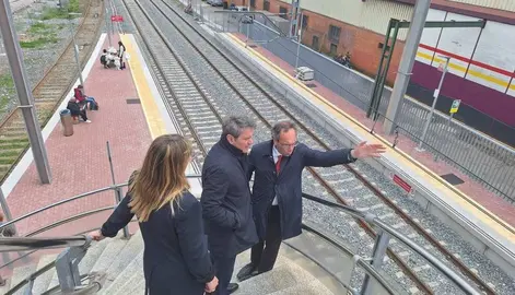 Las autoridades políticas visitan la línea de tren.