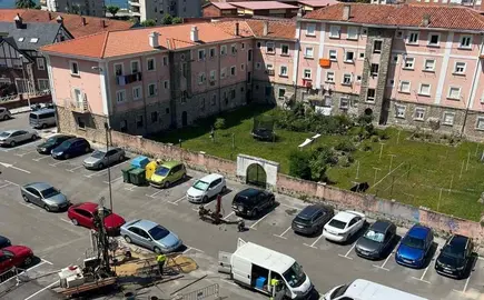 Personal en las obras de sondeo en el terreno en Santoña.