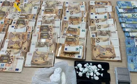 Dinero y droga incautado en Castro Urdiales.