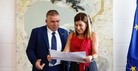 La presidenta regional y el alcalde de Argoños firman el convenio del polideportivo.