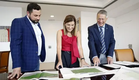 Un momento de la firma del convenio del campo de fútbol en Matamorosa.