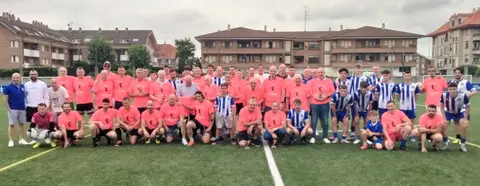 Homenaje a los futbolistas del Gama y jugadores del partido amistoso. R.A.