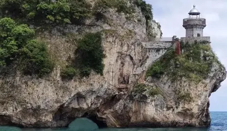 Faro del caballo en Santoña.