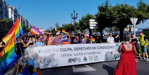 Pancarta que encabezó la manifestación en Santander. Ángel Camarero