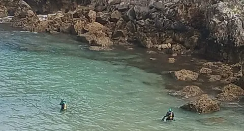 Buzos en San Vicente de la Barquera.